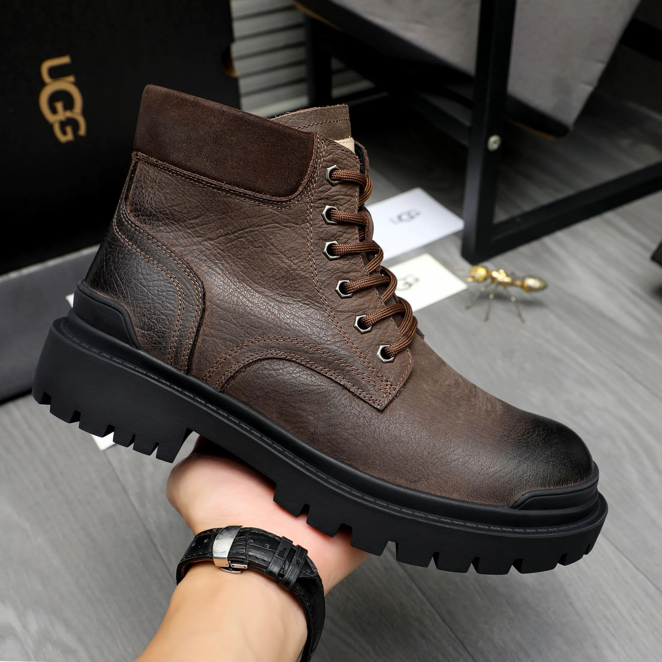 P620 Product trademark: "UGG" Gaobang men's shoes Regular size: 39-44 Product materials: Selected color-brushed cowhide upper, wool lining, original outsole